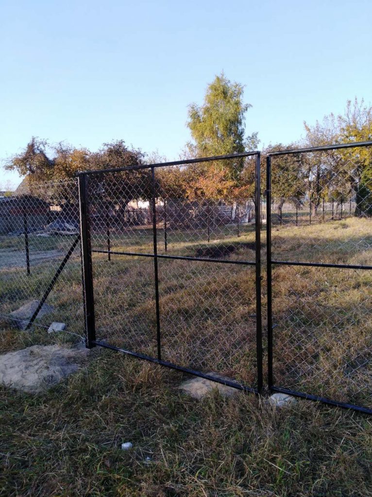 Забор из сетки рабица с распашными воротами СР-110